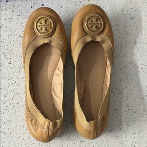 Tory Burch Elastic Ballet Flats in  Camel Leather Flats with Gold Logo